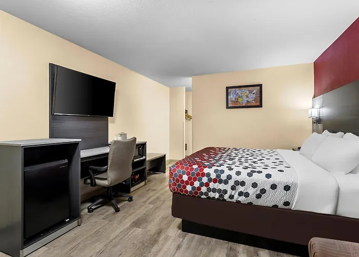 Econo Lodge Inn & Suites