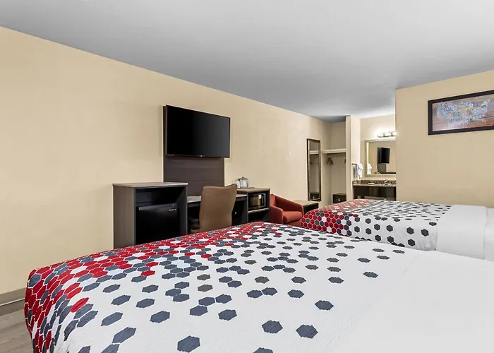 Econo Lodge Inn & Suites