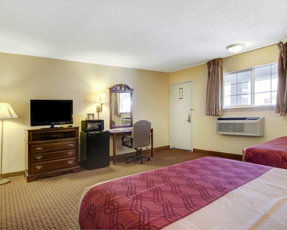 Hotel Econo & 3*