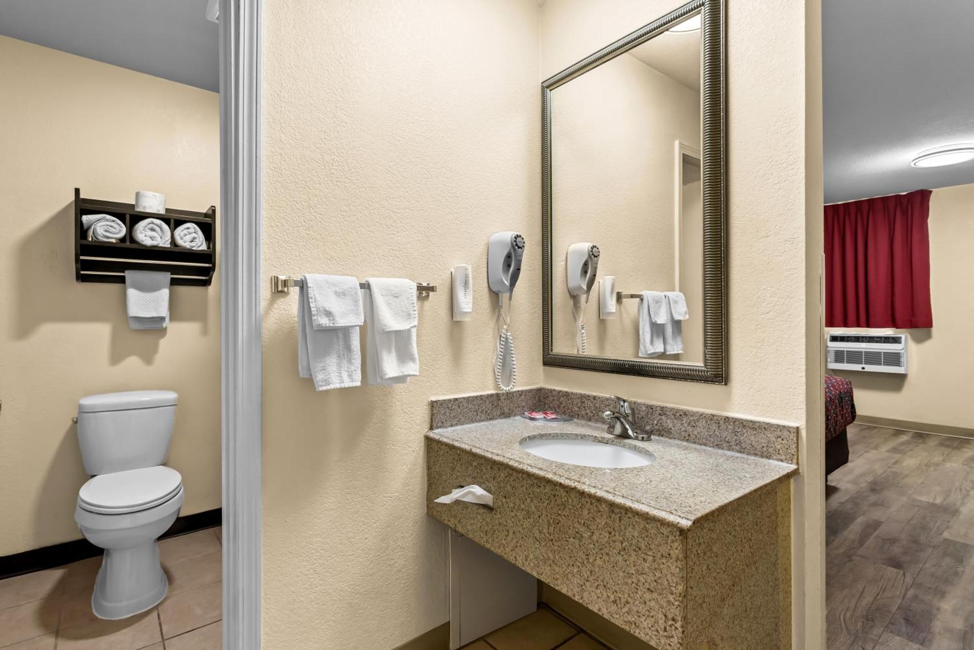 Hotel Econo & 3*