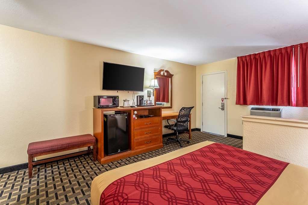 Hotel Econo & 3*